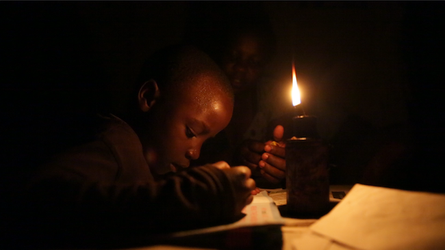 https://deciwatt.global/img/gravitylight/kerosene-studying.png